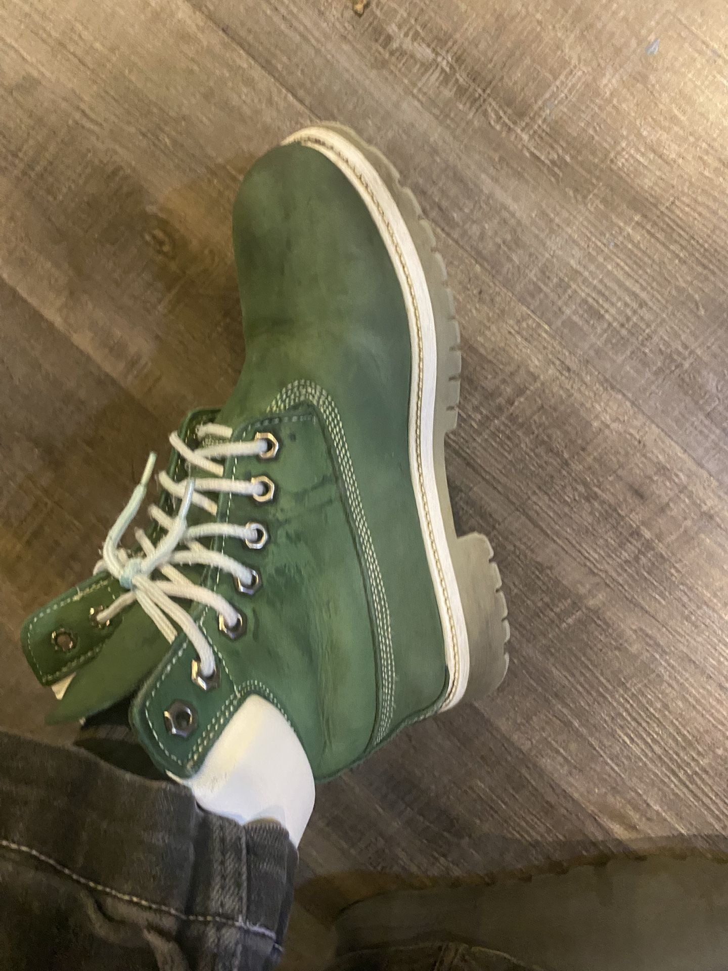 Size:10 |. Color: Green And White| Used