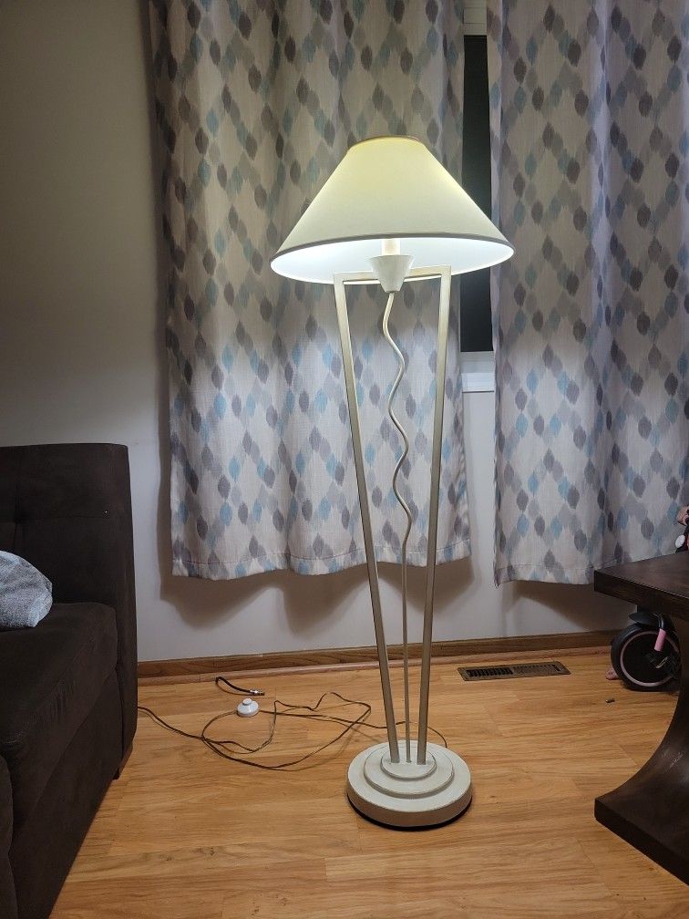 Beautiful Modern Floor Lamp – Great Deal!