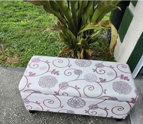 Floral Storage Ottoman 
L 38" W 19" H 13"
Like new