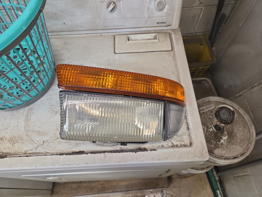 03 Dodge Dakota Headlight