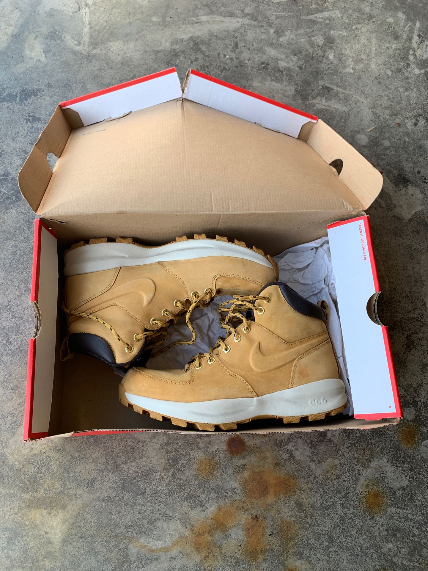 Men’s Nike boot size 9
