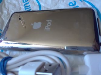 APPLE IPOD TOUCH 4 GEN 8GB No  LOCKS WORKING  FINE  Touch 4th Gen And Cable