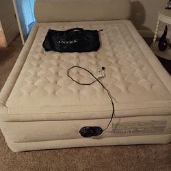 Queen Size Air Mattress Built In Air pump  No Air Leaks 
