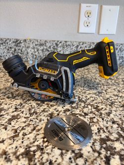 DEWALT Brushless Cordless Circular Saw with Blade