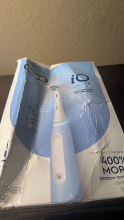 Oral-B iO3 Electric Toothbrush with Timer and Multiple Brush Modes - Icy Blue