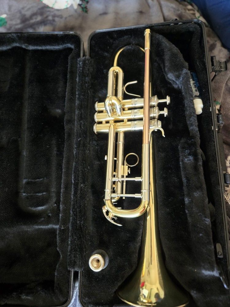 Bach TR500 Trumpet w/Carrying Case