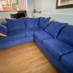 Large Sectional With Pull Out Bed and Storageo
