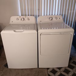 White GE Washer And Dryer Set 