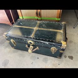 Vintage Trunk 