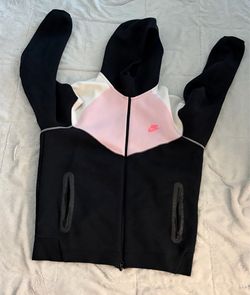 Black and white Nike tech