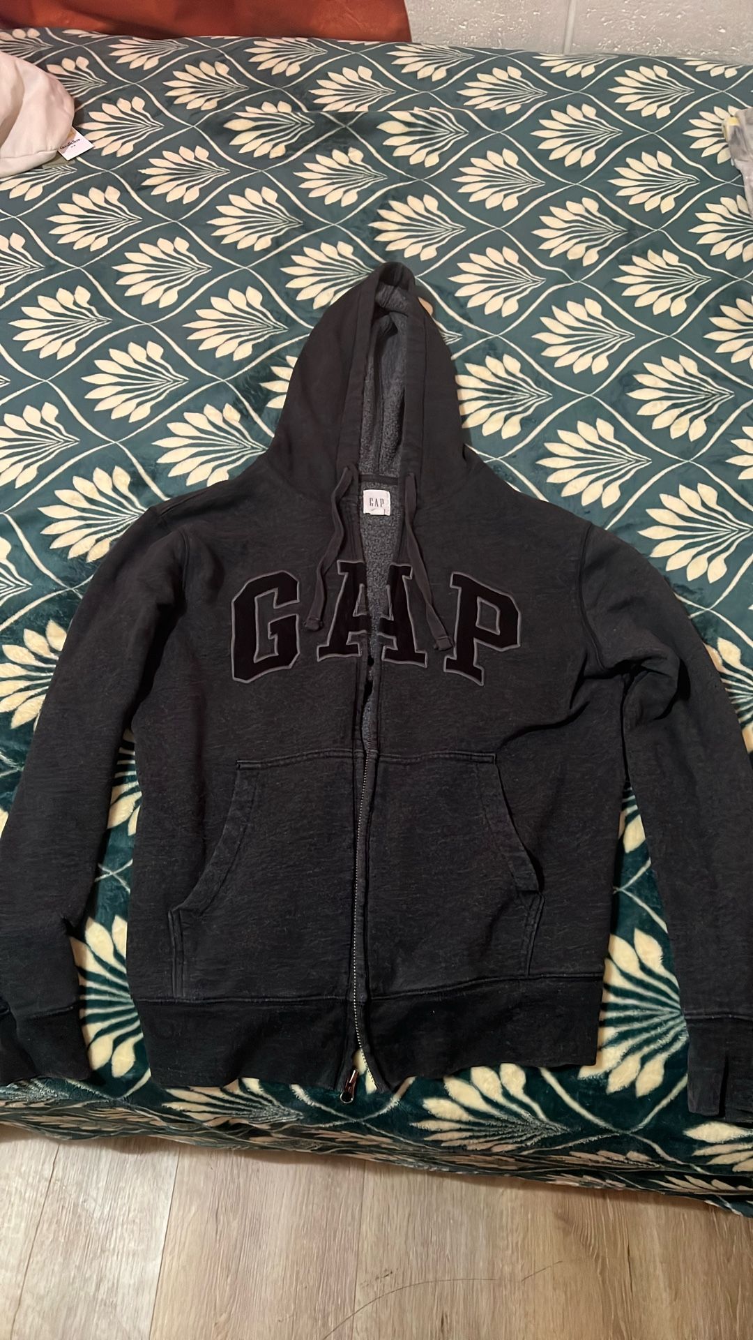 grey/black Gap sweater