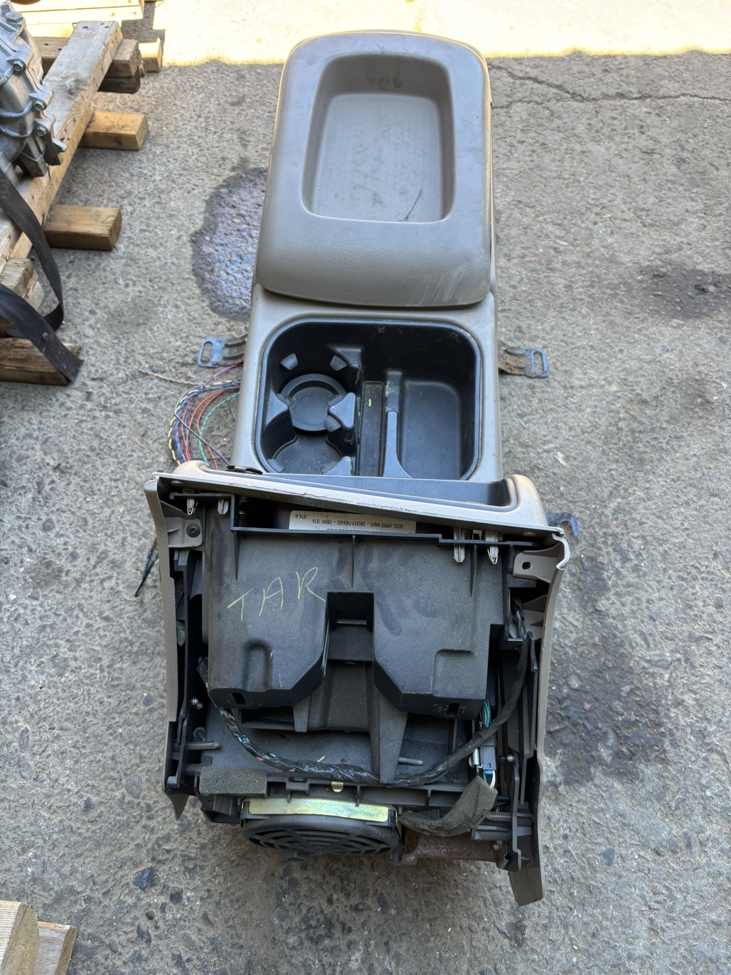 2004 GMC Yukon Center Console Parts