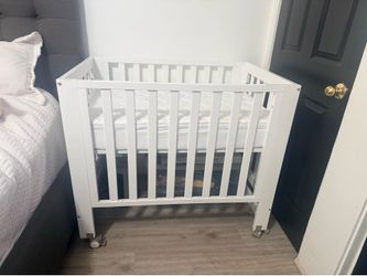 Mamazing mini crib with extras included