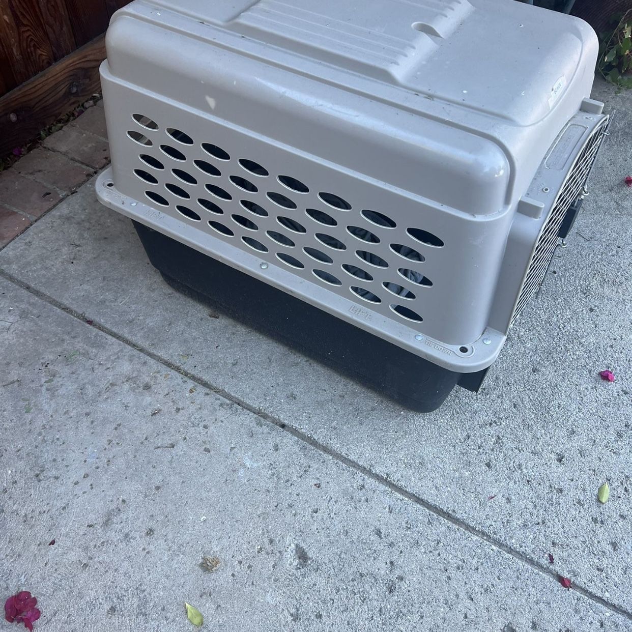 Medium Size Dog Crate For Dogs Up To 50 Lbs. Good Condition.