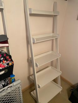 Leaning bookshelf