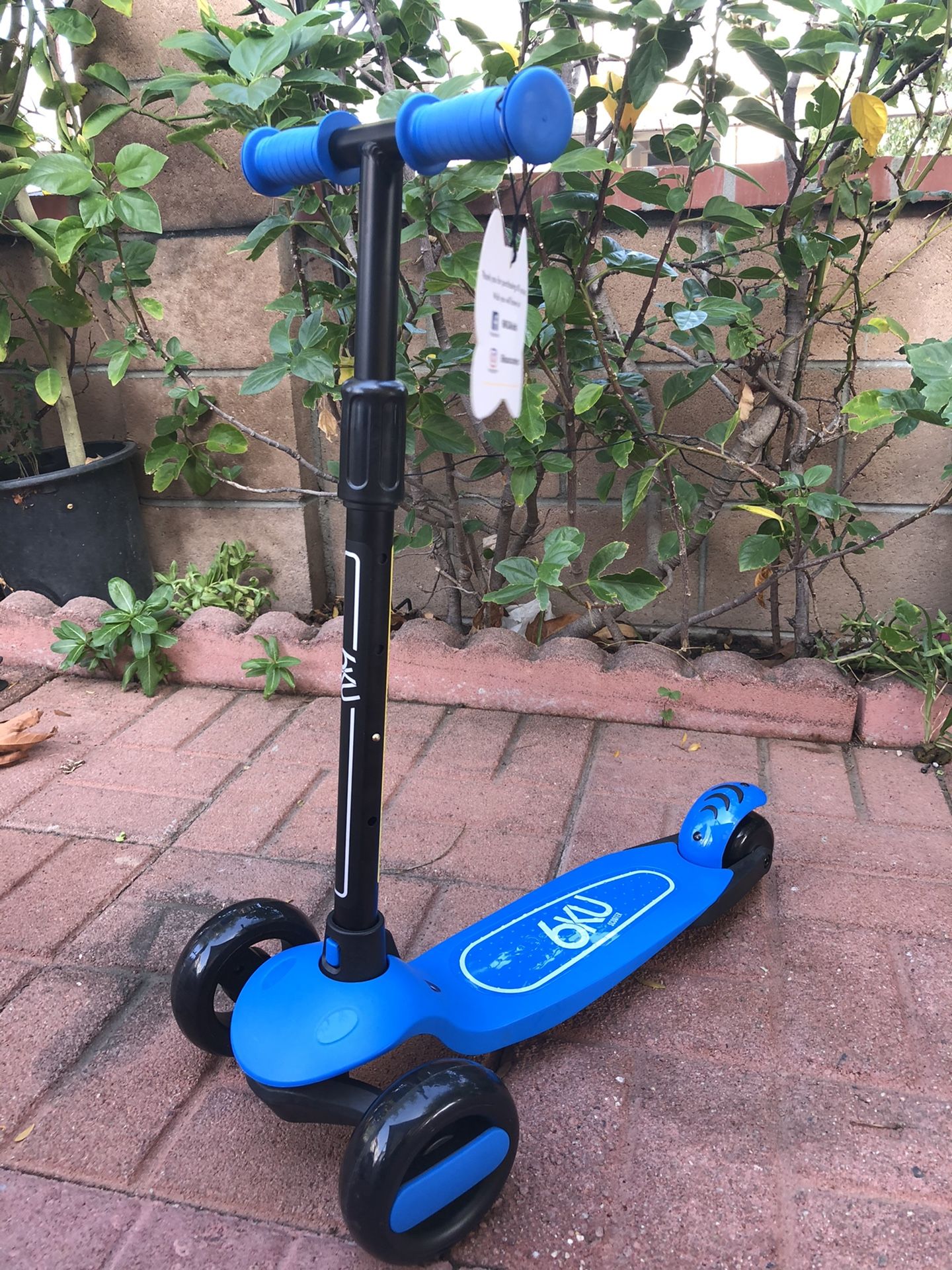 6KU 3 Wheels Kick Scooter for Kids Adjustable Height, Learn to Steer with Extra-Wide PU LED Flashing Wheels for Children