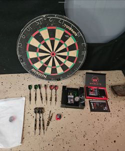Very nice darts Darts, score board back pan er and dartboard