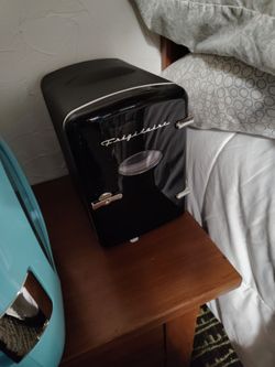 {black} MINT FRIGIDAIRE BEER FRIDGE $35