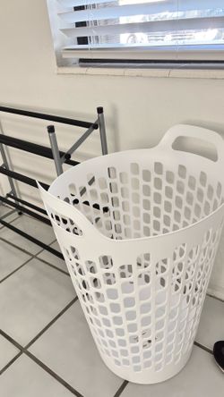 We have household items: beds, duvets, pillows, bed linen, baskets, rugs, glasses, plates... Everything you need.