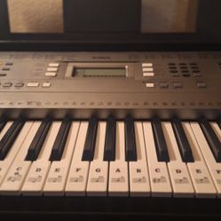 Yamaha PSR E353 