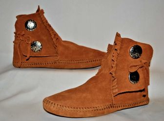 Minnetonka Two Button Hardsole Boots Women's 8 Model #432 Brown NWOT