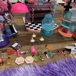 L.O.L.  Spa And Salon Set + 3 Dolls 