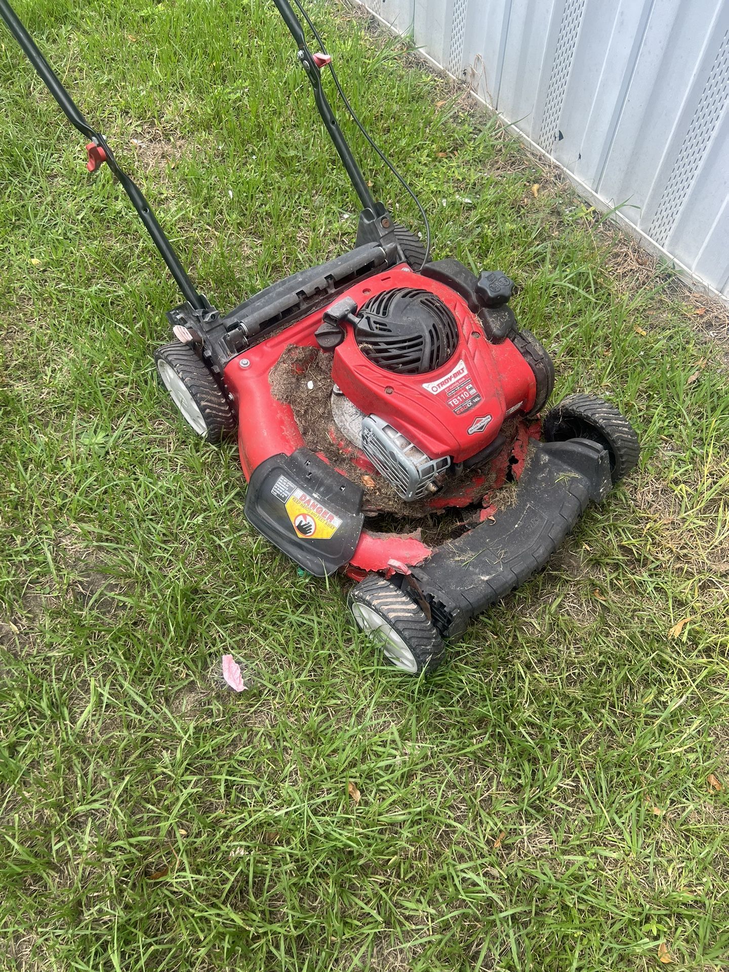 Maquina De Cortar Césped La Carcasa No Le Sirve Pero El Motor Está Perfecto Funciona Bien