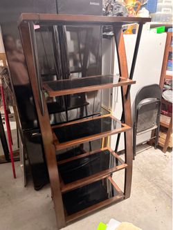 Mueble color madera oscura con negro, en muy buen estado, macizo y moderno