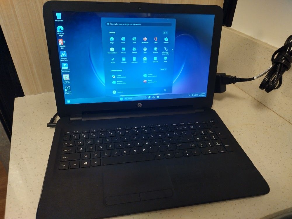HP 15.6' Widescreen - $125 - Wireless Bluetooth Webcam - Charger $125