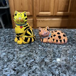 Vintage Ceramic Large Claws Cat and Paws Dog pair of salt and pepper shakers. By Gary Patterson. Size approximately Cat 4 1/4 inches tall and 3 1/4