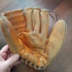 Vintage Bobby Richardson Baseball Glove