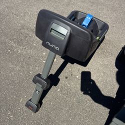 Nuna Infant Car Seat With Base