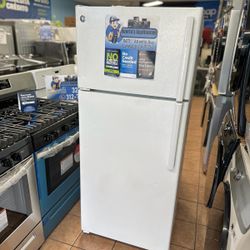 General Electric Refrigerator White Top And Bottom