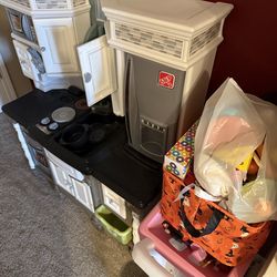 Step 2 Play Kitchen Set w/Food and Shopping Cart