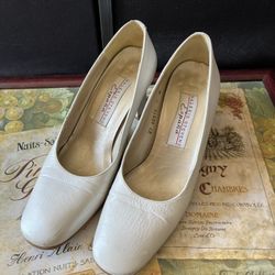 Valerie Stevens Heels Ivory Classic Leather Pumps Womens Size 7M Vintage
