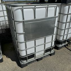Schutz 275 gallon Water Tote / water storage 