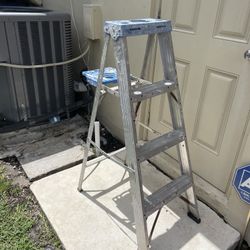 4 foot aluminum ladder working