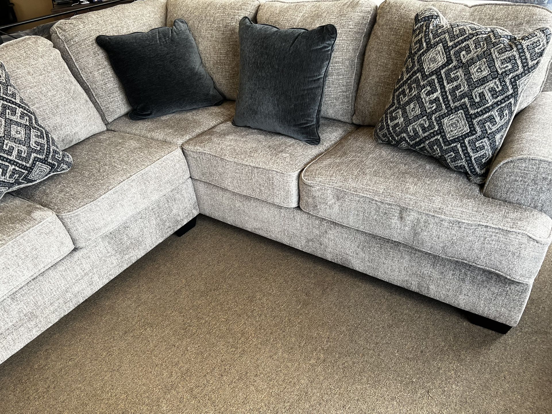 NEW ASHLEY SECTIONAL WITH 5-PILLOWS