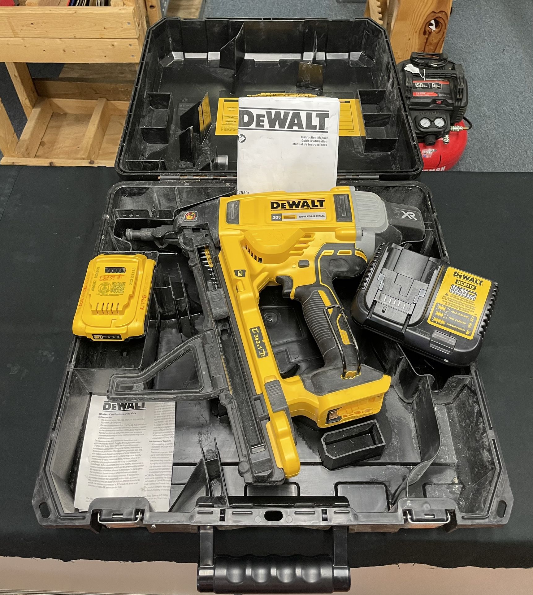 Dewalt 20V 1in. DCN891 Electric Cordless Concrete Nailer 2ah Battery & Charger Included