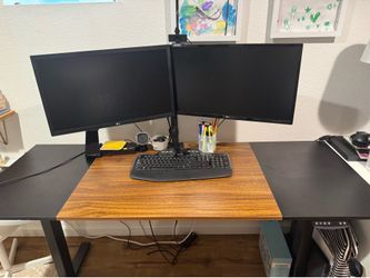 Adjustable standing desk