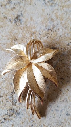 TRIFARI VINTAGE BROOCH