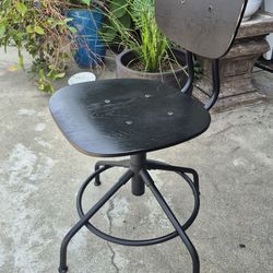 Black swivel task chair