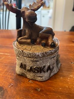 Alaska souvenirs. Trinket box and pen