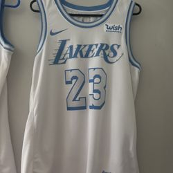 Men’s large LeBron James jersey - new 