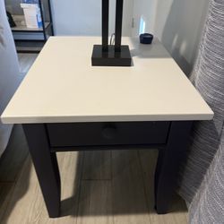 Gorgeous end table $40