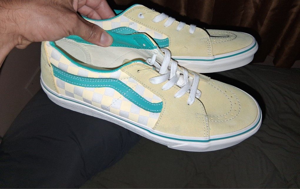 vans size 10.5 shoes 40 dollar each cada una