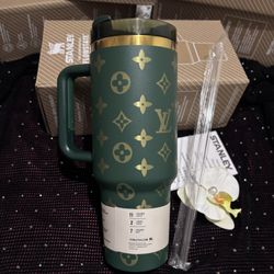 🎄🎁🎅 Stanley Green and Gold Quencher Tumbler🎄🎁🎅