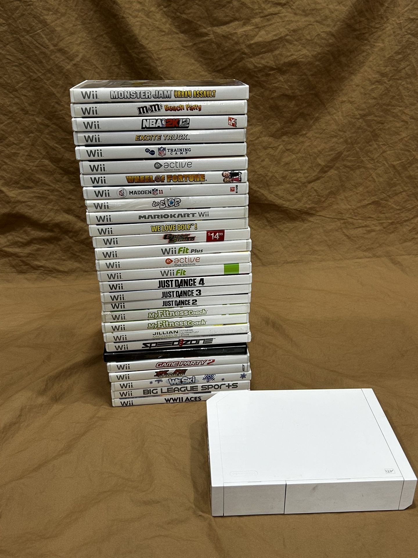 Nintendo Wii. Like New , No scratches, or dust! 28 fun Games!