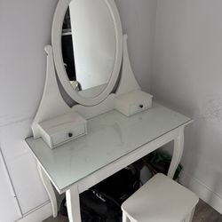 Make Up Station