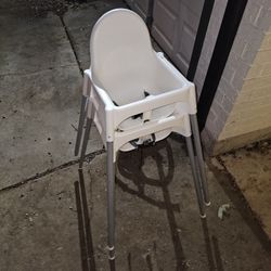 2 Highchairs For Kids To Eat And Ait In With Buckles